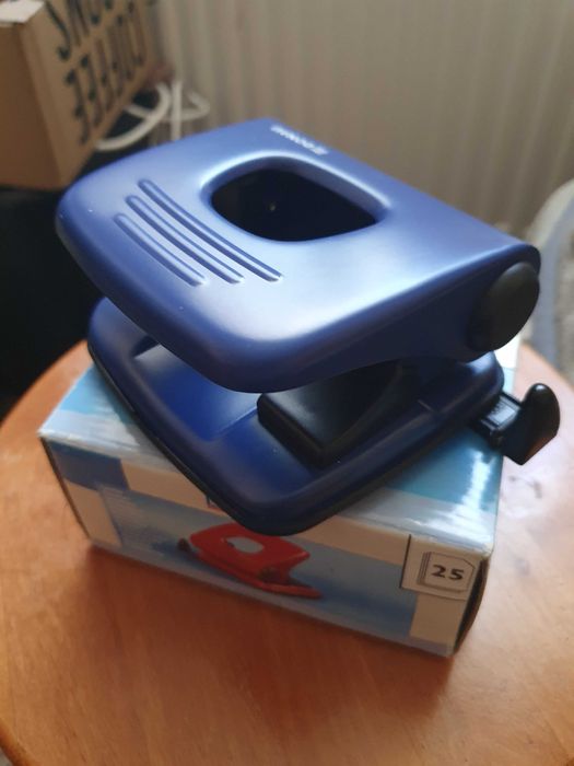 Dziurkacz do papieru. Nowy.