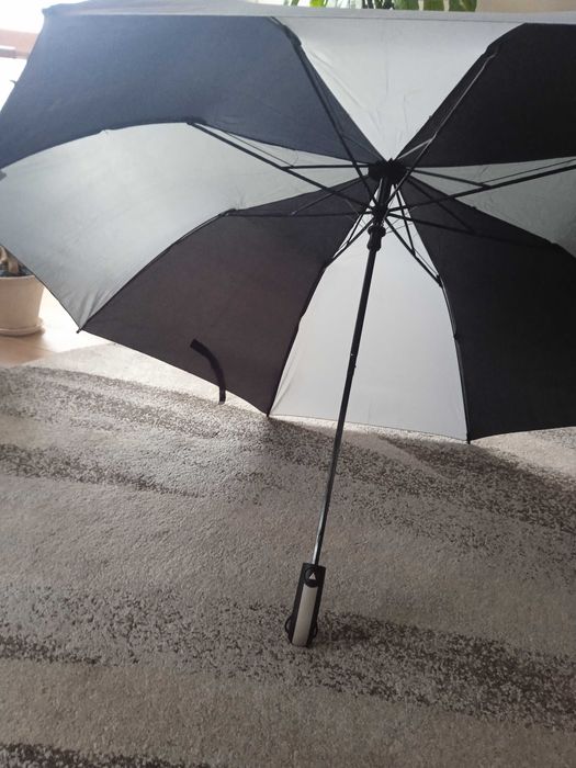 Parasol przeciwdeszczowy markowy