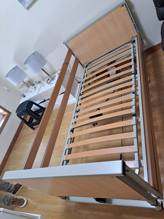 Cama articulada como nova. Foi comprada em abril e teve  mais  ou menos 1 uso