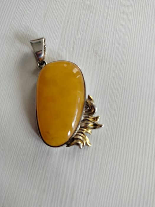Srebrna zawieszka z bursztynem