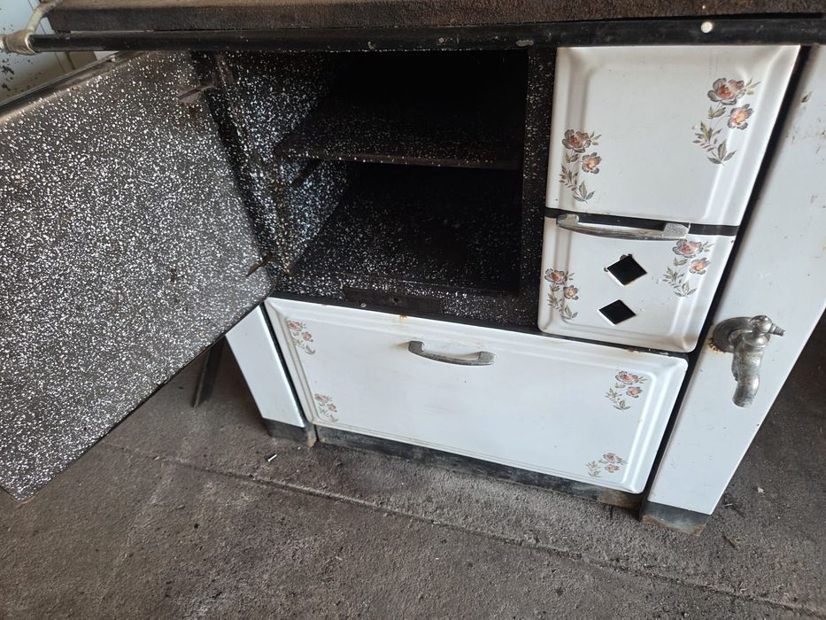 Fogão a lenha a precisar de restauro