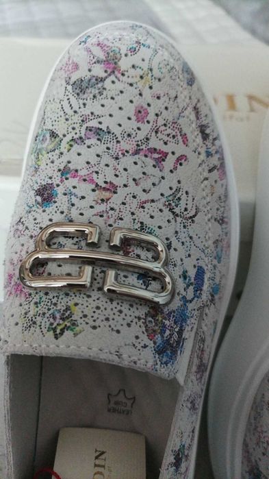 Buty damskie wsuwane na platformie, ze skoey naturalnej.