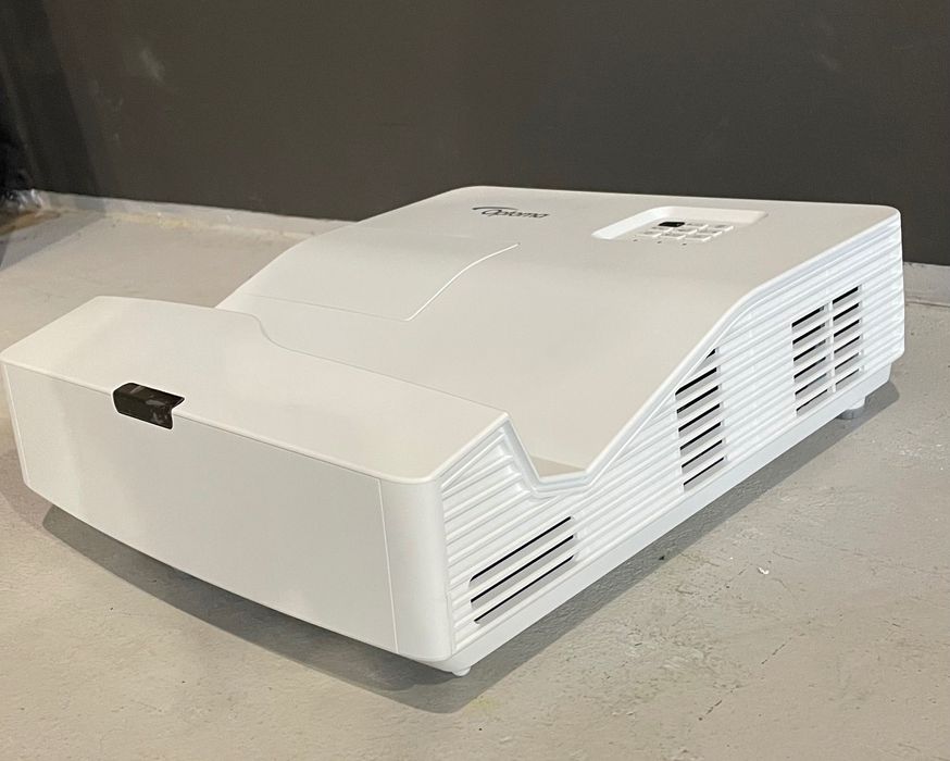 Projektor OPTOMA HD31UST – ultra-krótki rzut, rok 2023, mały przebieg