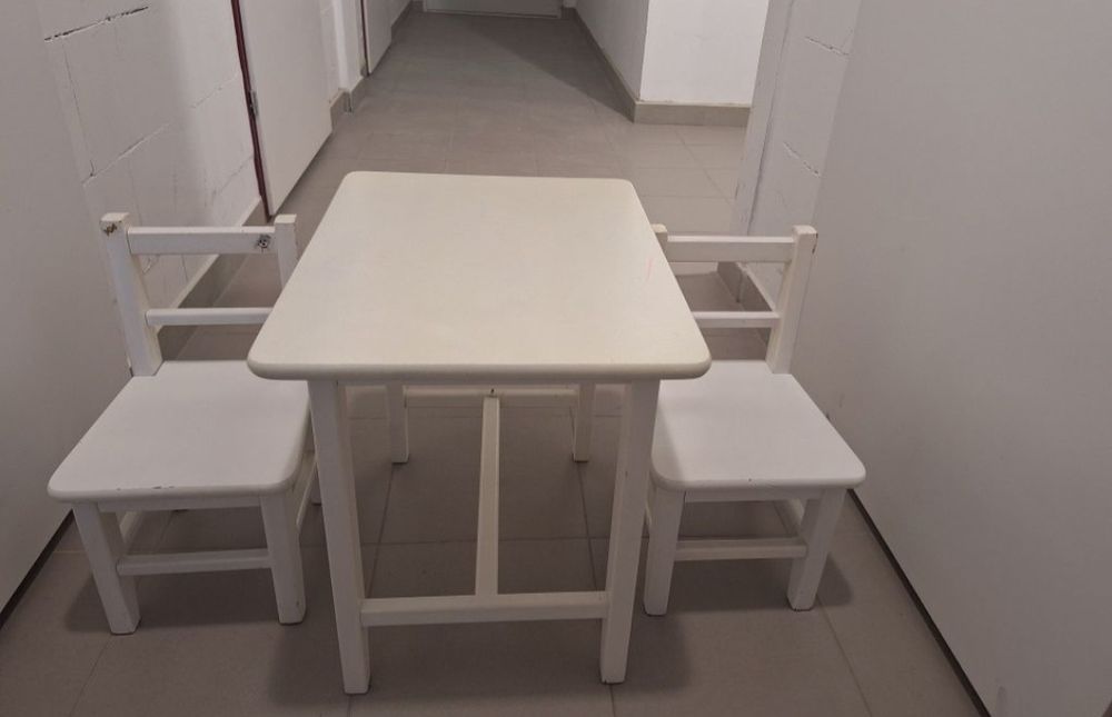 Biały stolik i 2 krzesełka