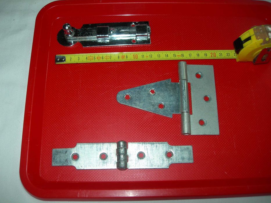 Fecho cromado e dobradiças niqueladas.