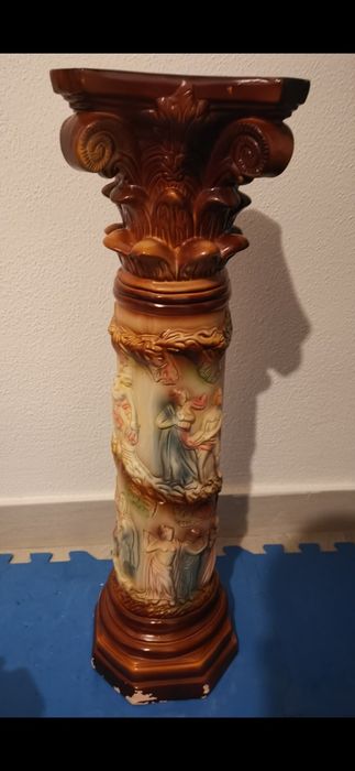 Coluna decorativa com figuras