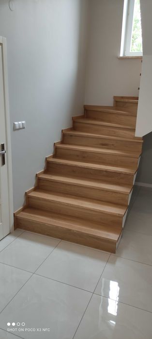 Nowoczesne schody drewniane producent na beton samonośne