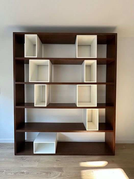 Estante em Madeira Maciça – Design Contemporâneo com Cubos Lacados
