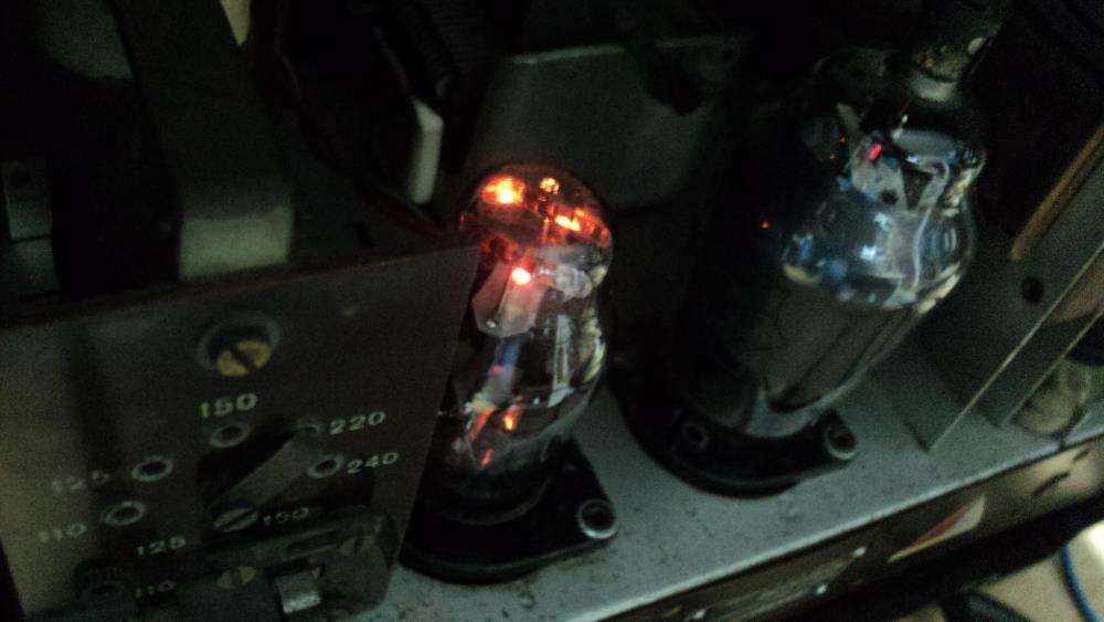 Radio LOEWE antigo 1939 a válvulas da II guerra mundial