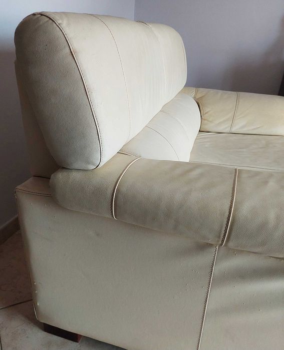 Sofá em pele cor clara