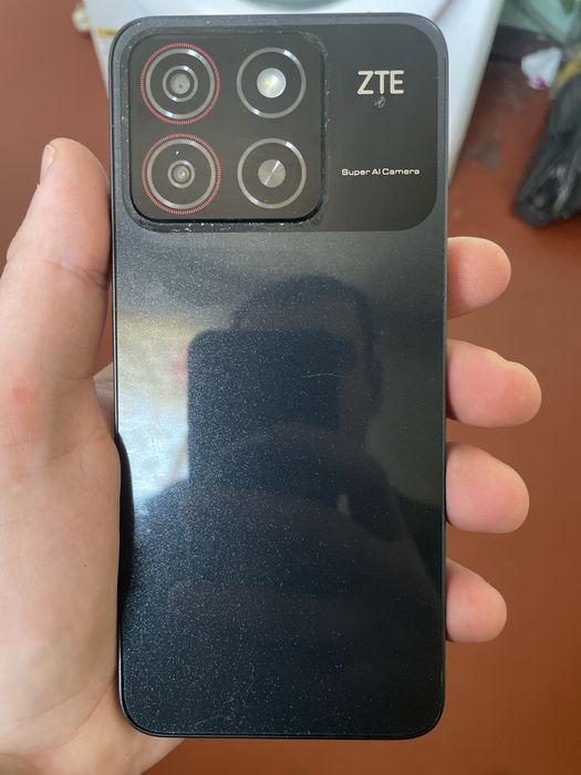 Мобільний телефон  купив новий цей лежить без діла