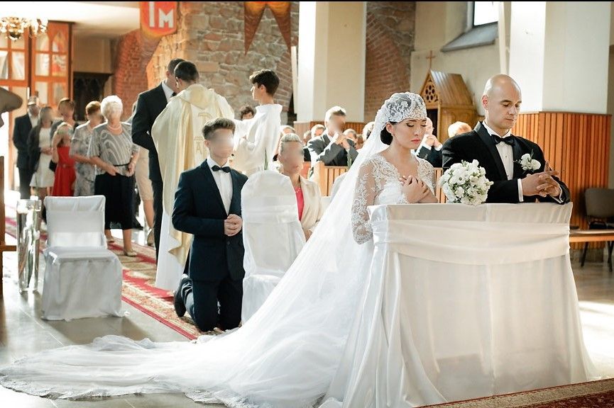 sukienka rybka koronkowa tren suknia ślubna