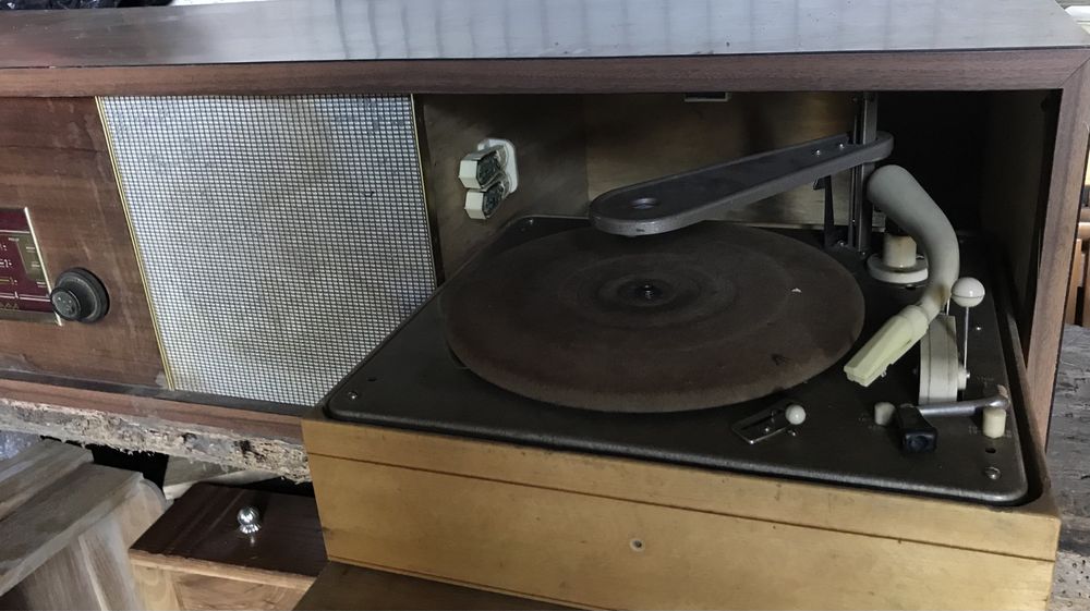 Radio antigo em movel, com coluna de som e gira discos