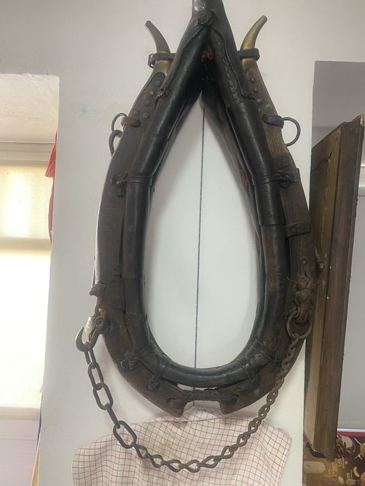 Coelha / Colerão de Tração Antigo em Couro e Latão – Decoração Rústica