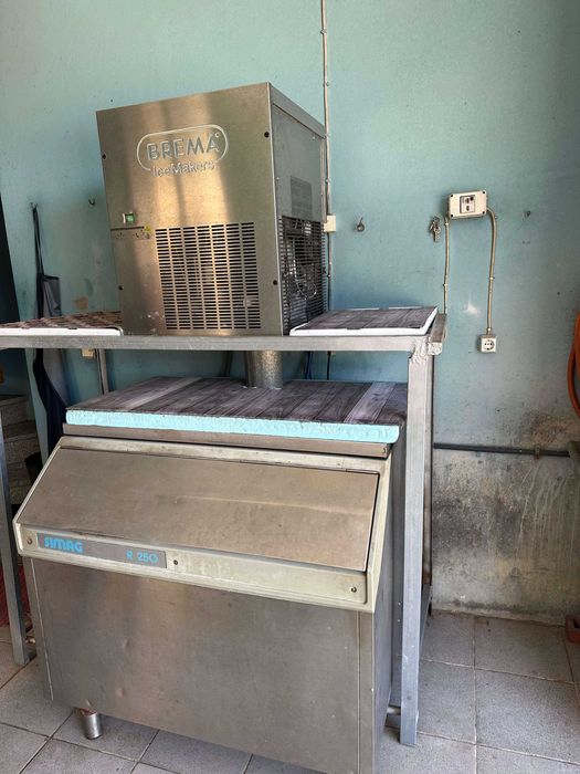 Máquina de Gelo Profissional Brema com Depósito Simag R250 e estrutura