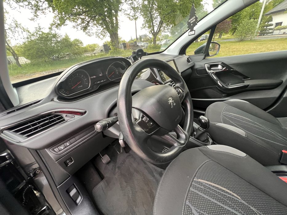Peugeot 208 benzyna 1,2 rok 2014 ekran dotykowy