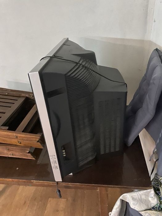 Б/у телевизор LG  100 Грц.