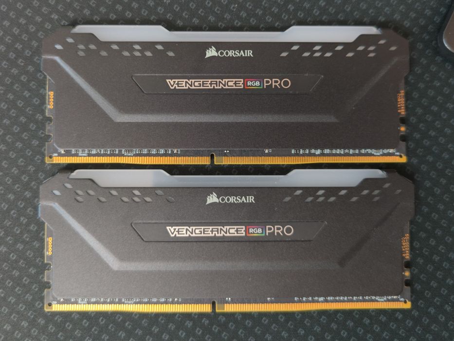 Corsair VENGEANCE® RGB PRO 32 ГБ (2 x 16 ГБ) DDR4 DRAM 3600 МГц C18