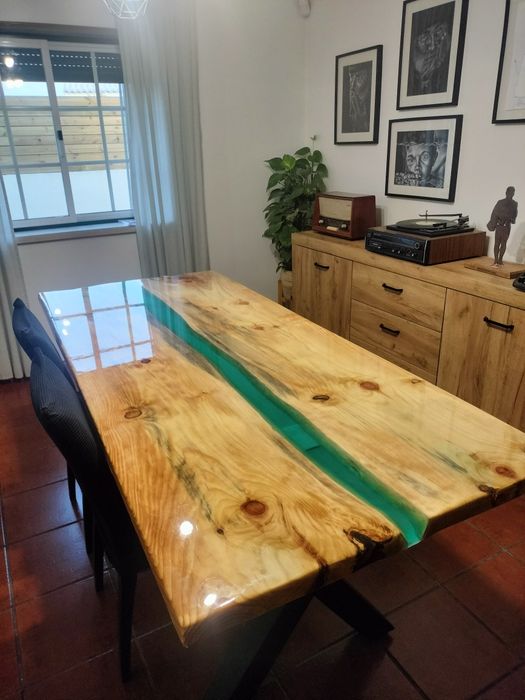 Mesa de madeira maciça e resina
