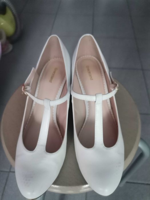 Białe czółenka Graceland