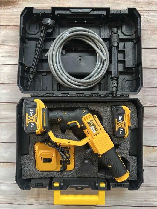 Мобільна мийка DeWalt DCPW550B (36В, 230 л/год, кейс)