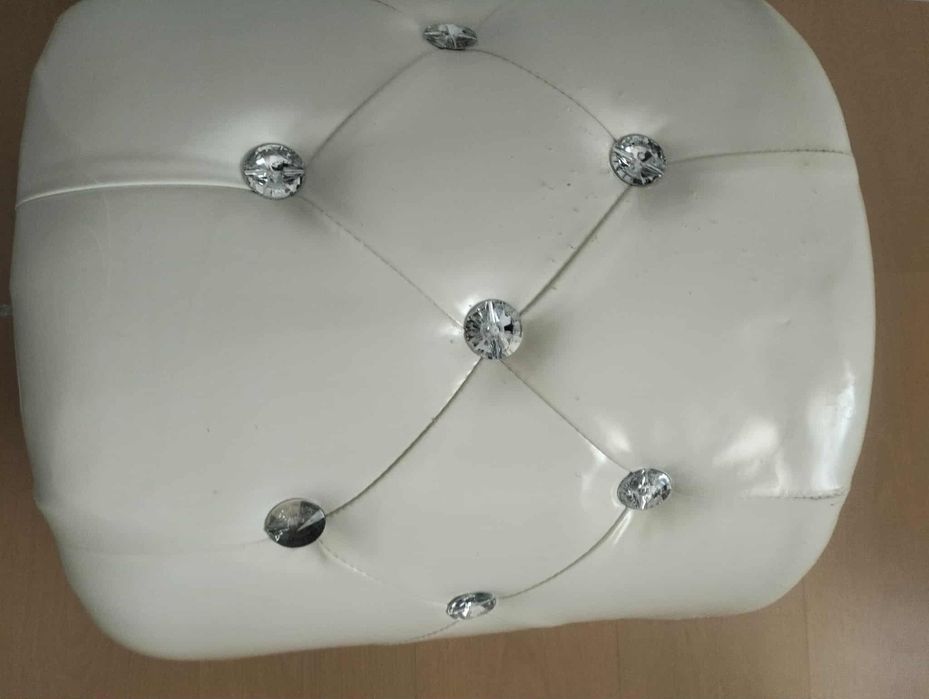 Puff branco com pormenores de "diamante"