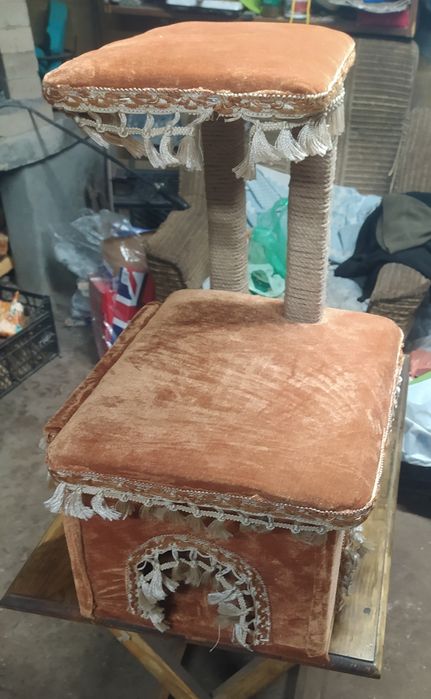 Дім з двома поличками  для кота.