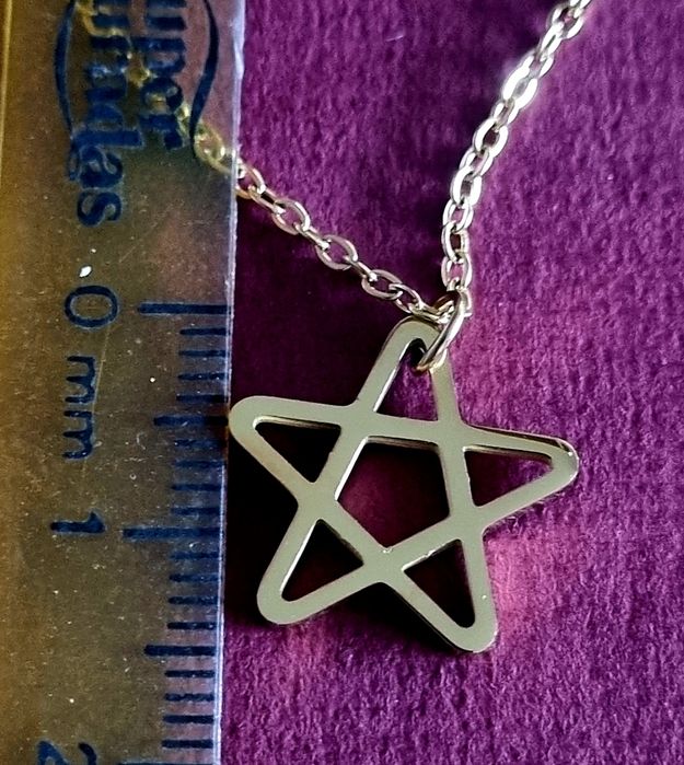 Colar dourado, em aço, com pingente formato estrela guia