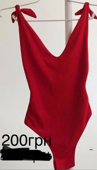 Червоний купальник