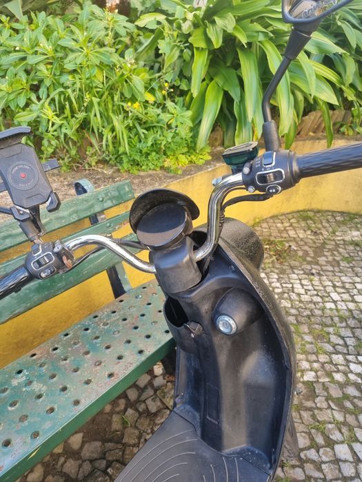 Venda de mota electrica marca Briza cor preta e bateria de lítio. Tudo