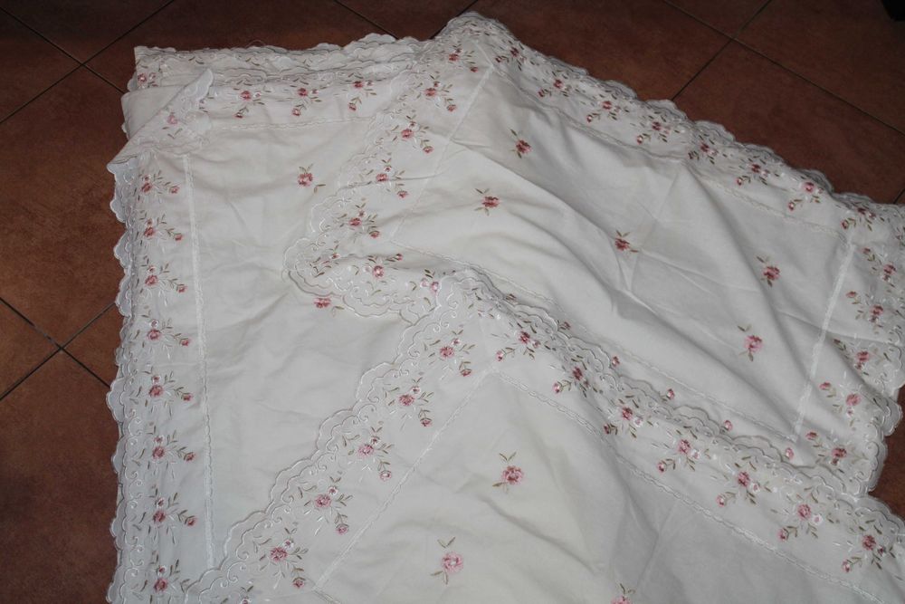 Pościel haftowana z falbanką