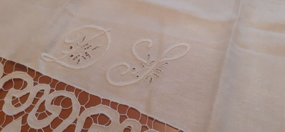 Lindíssima toalha linho caseiro Bordados Manuaus