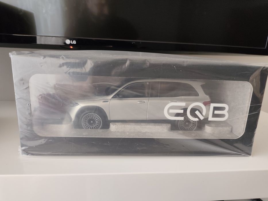 1/18 Mercedes EQB 2021 NZG carro coleção miniatura