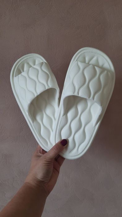 Тапочки, шльопанці!