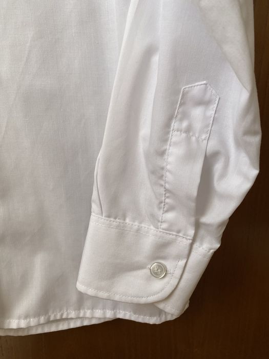 Camisa branca ideal para traje académico