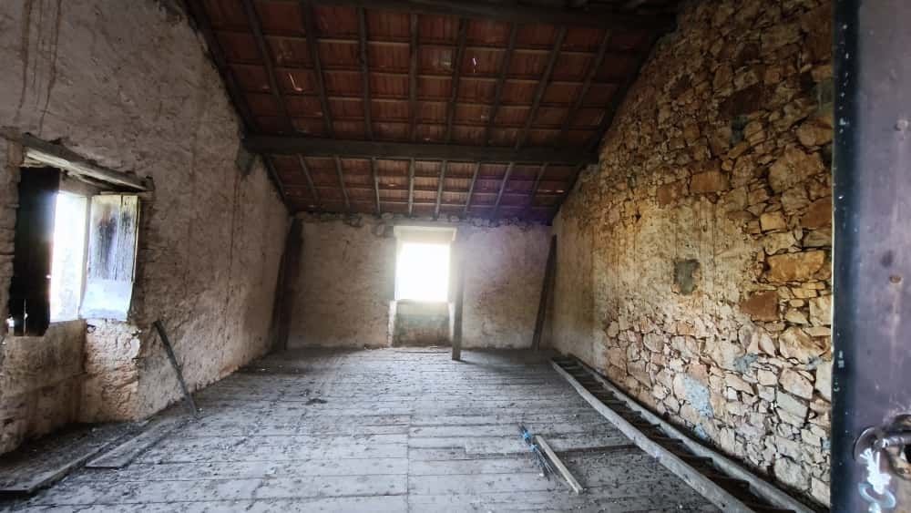 Terreno com Casa Centenária em Pedra — Buraca do Casmilo