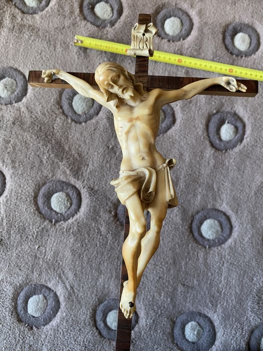 crucifixo em madeira e resina