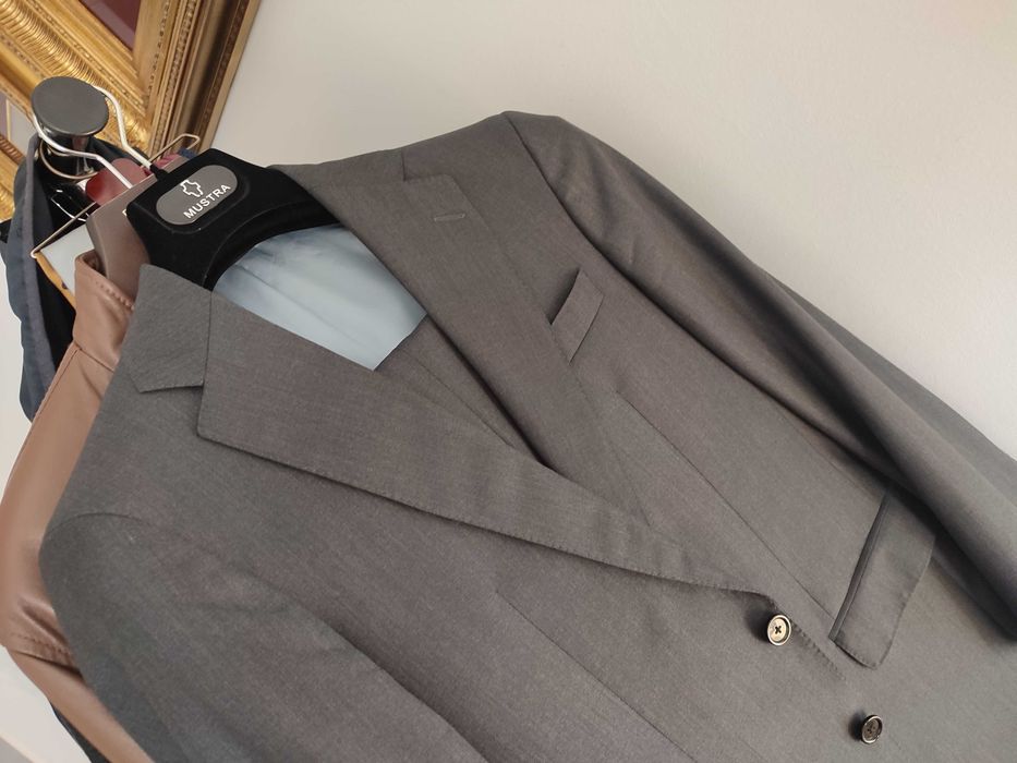 Fato cinza escuro Oficina Mustra Novo