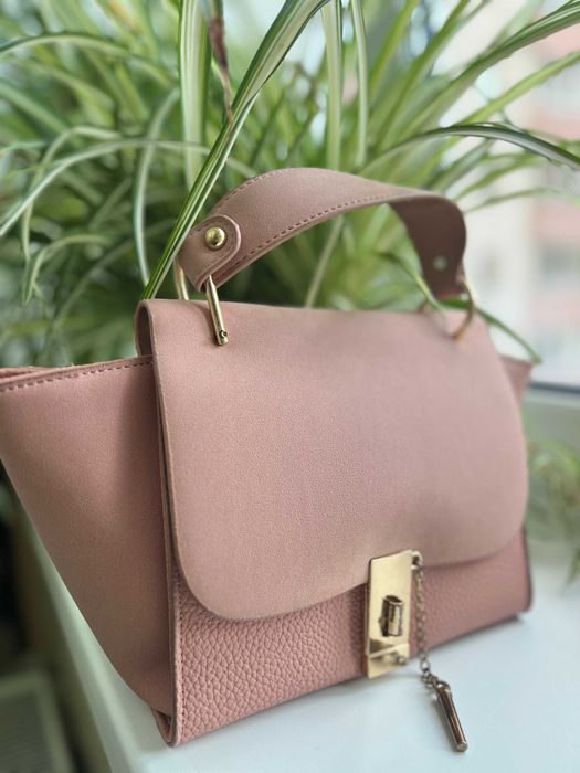 Рожева сумка – стильна і яскрава. Виготовлена з якісних матеріалів