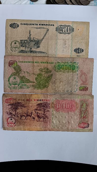 3 notas diferentes de Angola