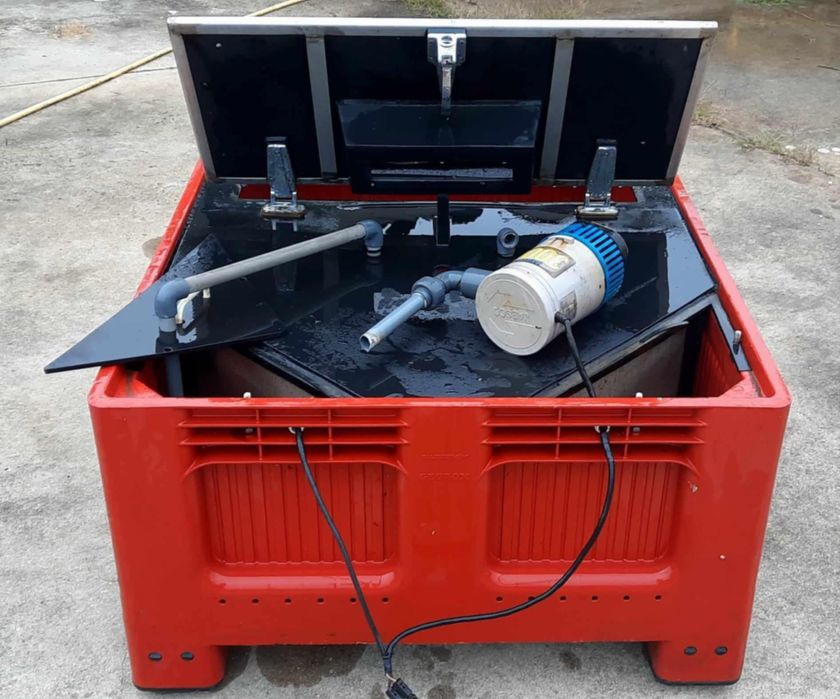 Tanque/viveiro GEOBOX para peixe/crustáceos com bombas elétricas porta