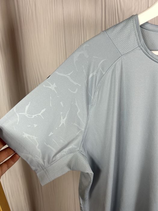 Under Armour Rush Fitted футболка з мінералами для спорту і активності