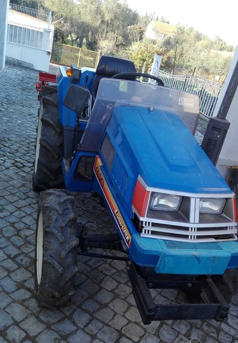 Trator ISEKI + escarificador