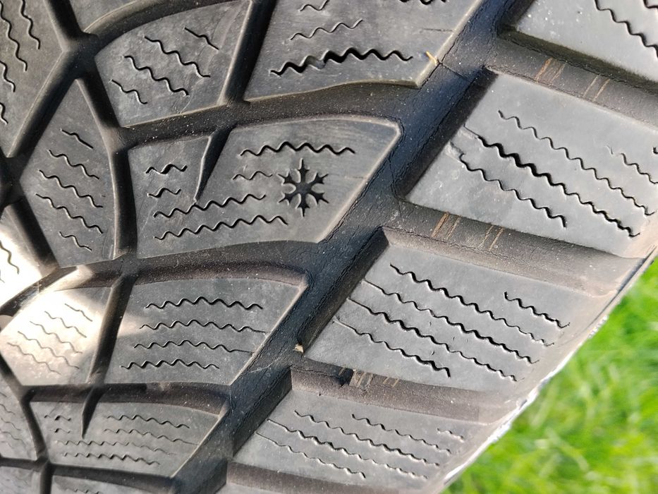 Pneus 215/65-R16 Goodyear . (55€/par)