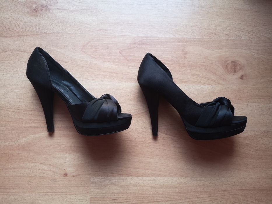 Szpilki czarne satynowe