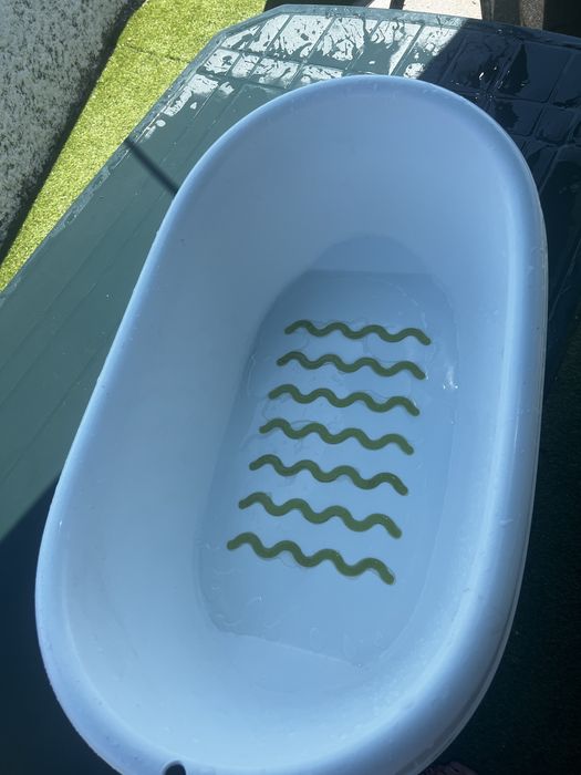 Banheira para bebé, berco com colchao, e cadeirinha alimentacao