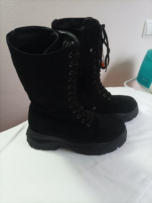 Bota de senhora em camurça