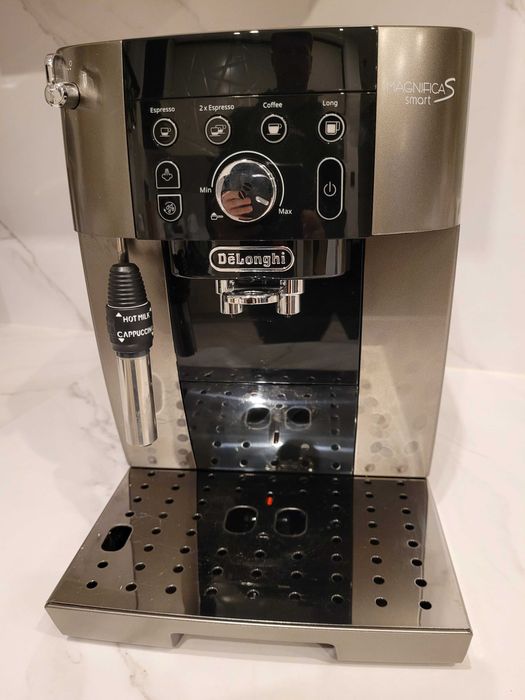 Ekspres do kawy DeLonghi Magnifica S Smart 1450W jak nowy