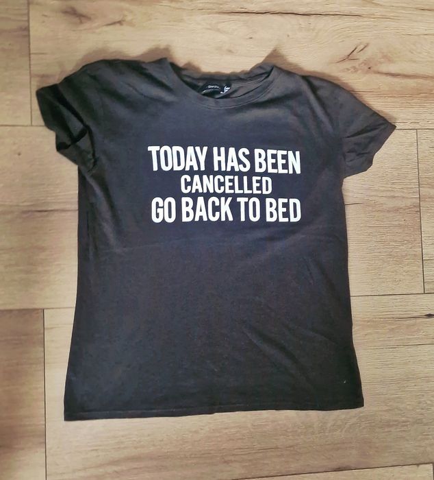 Czarna koszulka Bershka z napisem – bawełna, rozmiar XS