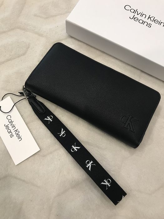 Продам жіночий клатч/гаманець Calvin Klein